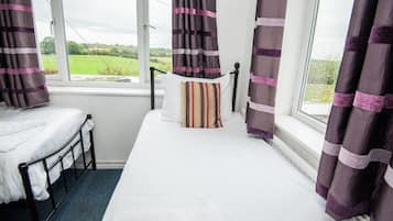 Individually furnished, iron/ironing board, free WiFi, bed sheets