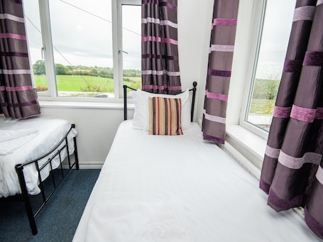 Muebles diferentes, tabla de planchar con plancha y wifi gratis