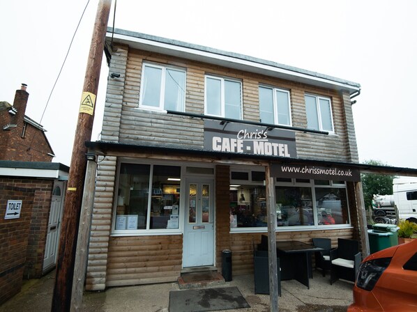 Terrace/patio - Chris's Motel (High Wycombe)