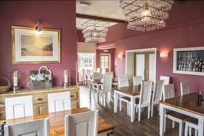 Frokost, lunsj og middag serveres, lokale retter 