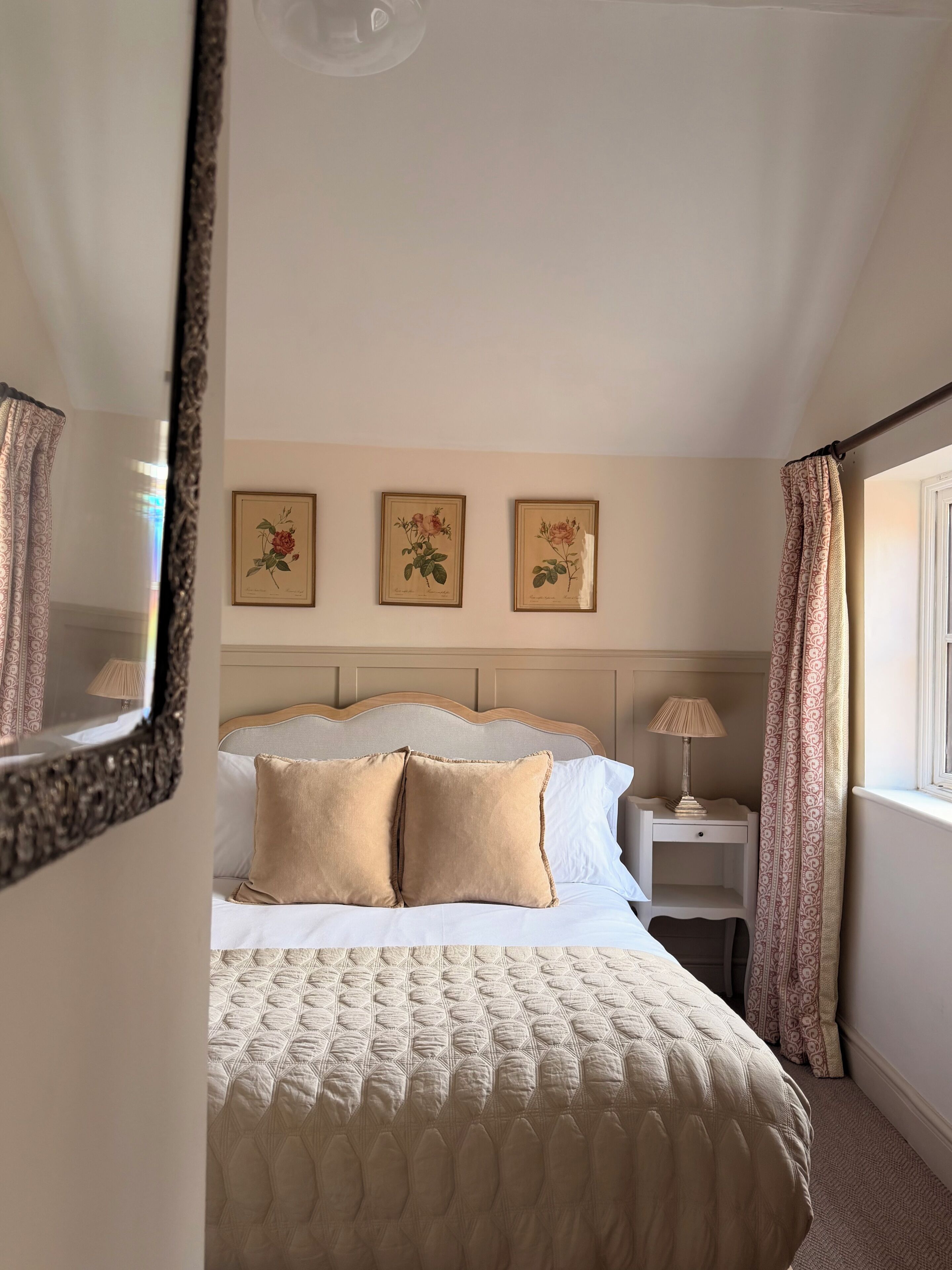 Double Room (ONNY) | Desk, iron/ironing board, free WiFi, bed sheets