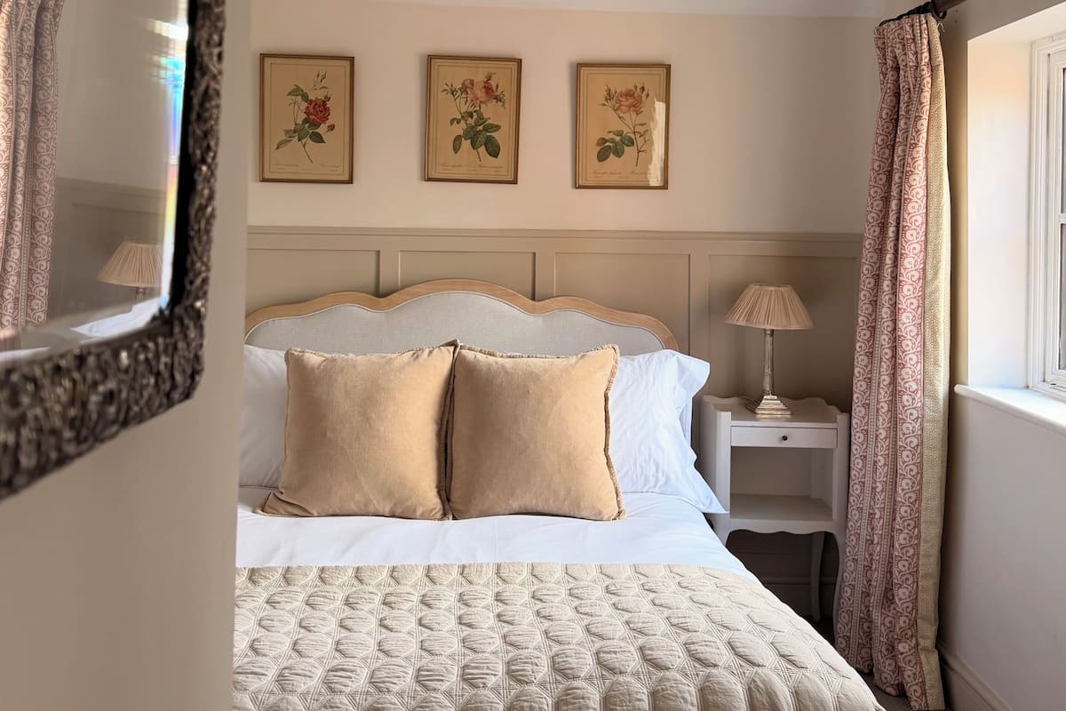 Double Room (ONNY) | Desk, iron/ironing board, free WiFi, bed sheets