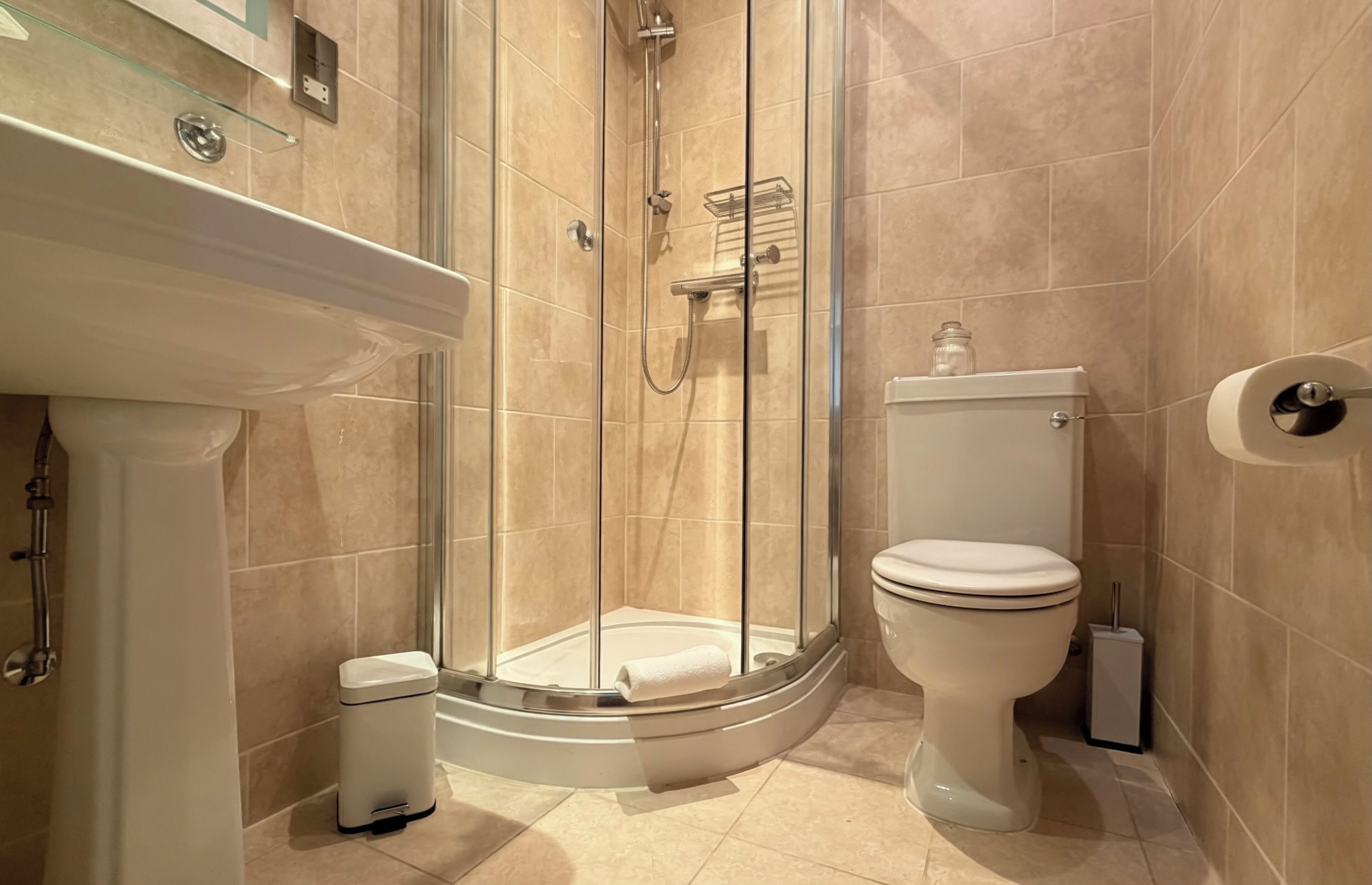 Twin Room (WYE) | Bathroom | Shower, free toiletries, towels