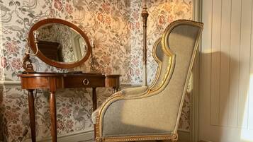 Double Room, 1 King Bed (TERN) | Desk, iron/ironing board, free WiFi, bed sheets