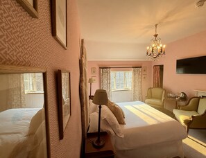 Desk, iron/ironing board, free WiFi, bed sheets - The Salwey Arms (Ludlow)