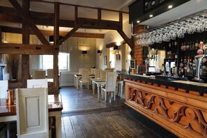 供应早餐、午餐和晚餐，地方菜