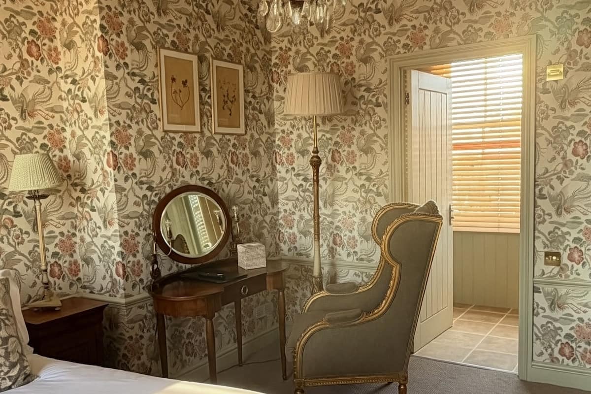 双人房, 1 张特大床 (TERN) | 办公桌、熨斗/熨衣板、免费 WiFi、床单