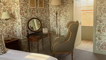 Double Room, 1 King Bed (TERN) | Desk, iron/ironing board, free WiFi, bed sheets