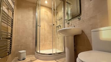 Double Room (SEVERN) | Bathroom | Shower, free toiletries, towels
