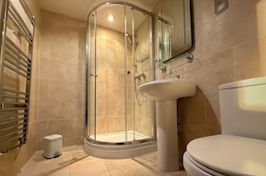 双人房 (SEVERN) | 浴室 | 淋浴设施、免费洗浴用品、毛巾