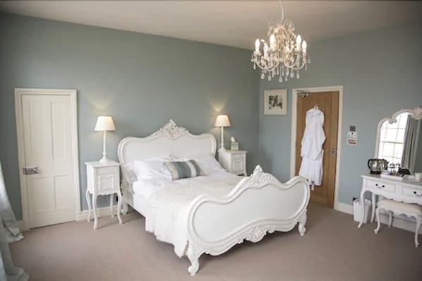 Deluxe Double Room (TEME) | Desk, iron/ironing board, free WiFi, bed sheets - The Salwey Arms (Ludlow)