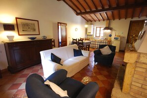 Apartment, 2 Bedrooms (5 pax) | In-room safe, desk, soundproofing, bed sheets - Agriturismo Villa Opera (Volterra)