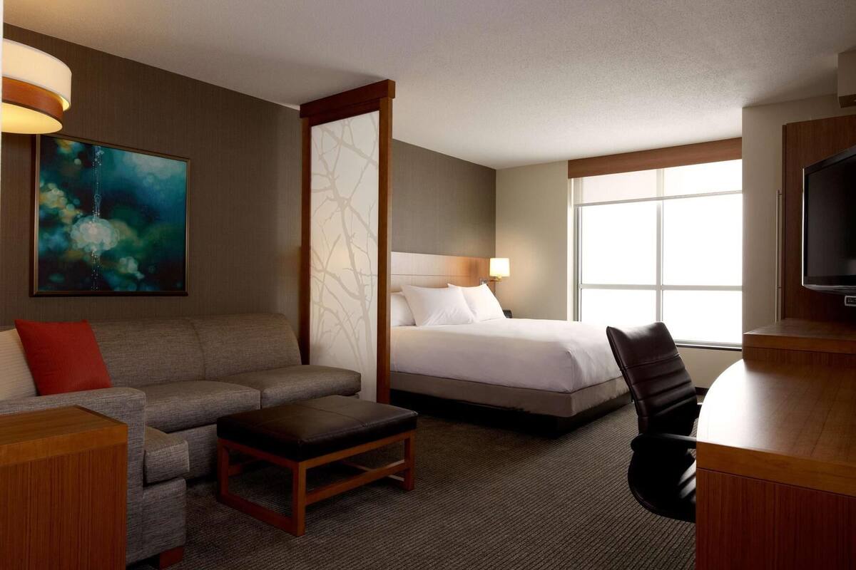 Hypo-allergenic bedding, in-room safe, desk, laptop workspace