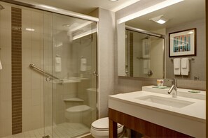Combined shower/tub, designer toiletries, hair dryer, towels - Hyatt Place DFW (Dallas)
