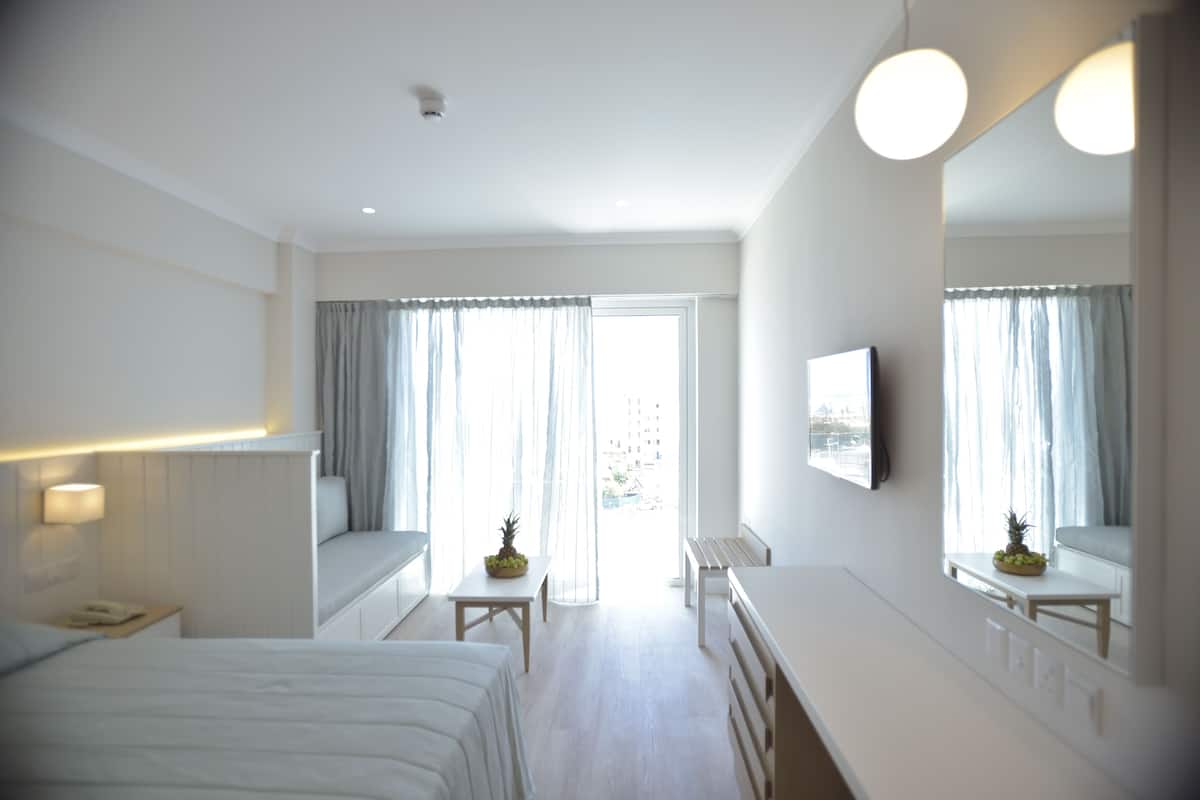 desk, soundproofing, free wifi, bed sheets