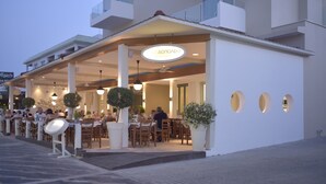 4 restaurantes; se sirven desayunos, comidas y cenas