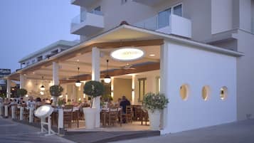 4 Restaurants, Frühstück, Mittagessen, Abendessen, internationale Küche