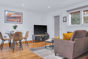 Deluxe Apartment, 1 Bedroom, Private Bathroom, City View | Living area