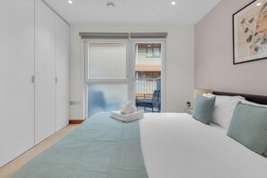 Apartamento luxo, 1 quarto, banheiro privativo, vista para a cidade | 1 quarto, escrivaninha, ferros/tábuas de passar roupa