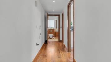 Bañera con ducha, bañera profunda, artículos de tocador gratuitos