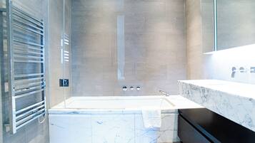 Deluxe Apartment, 2 Bedrooms, Private Bathroom, City View | Bathroom