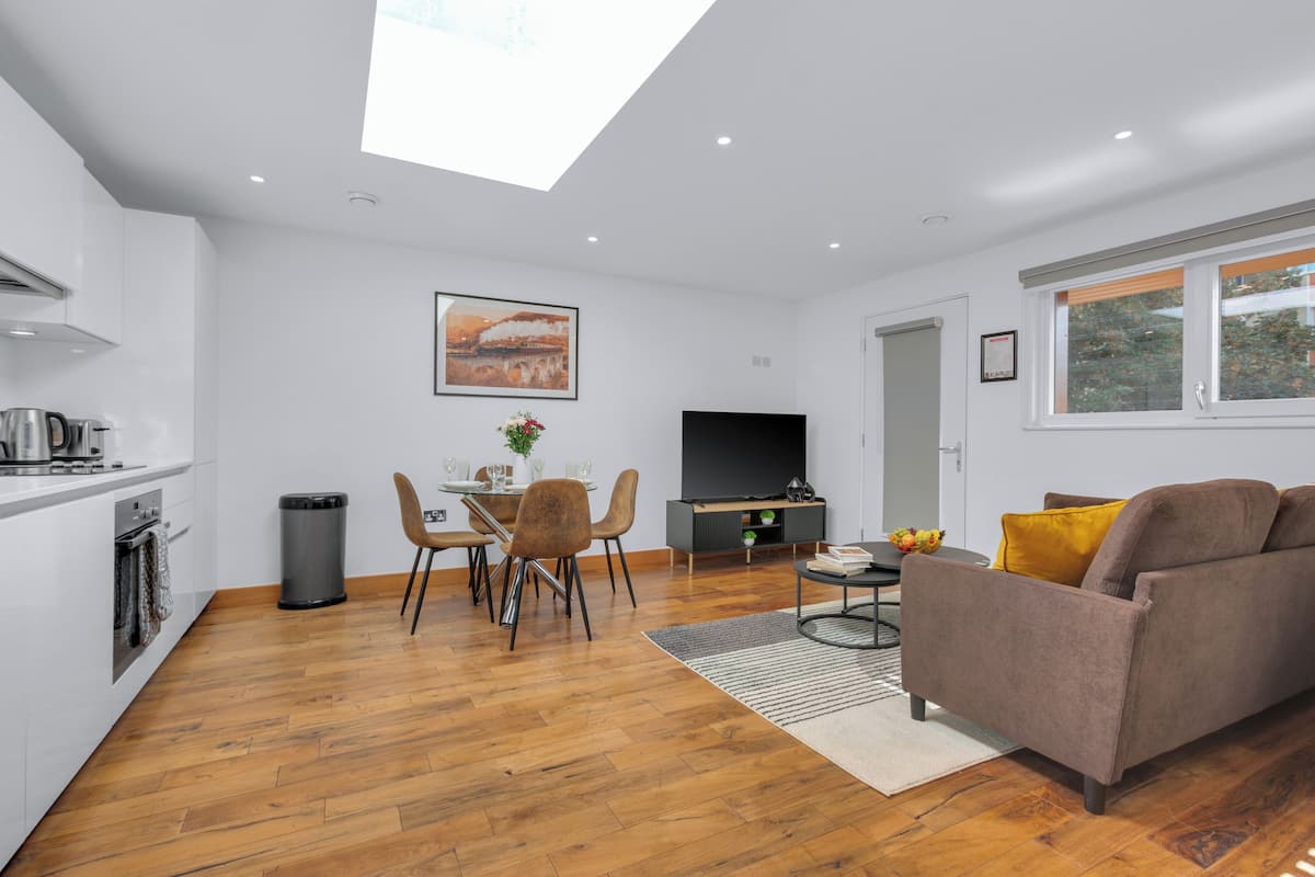 Deluxe Apartment, 1 Bedroom, Private Bathroom, City View | Living area