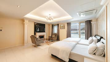 Suite | Blackout drapes, free WiFi