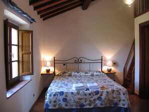 Free cots/infant beds, free WiFi, bed sheets - Agriturismo Ragoncino (Lajatico)