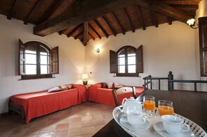 Free cots/infant beds, free WiFi, bed sheets - Agriturismo Ragoncino (Lajatico)