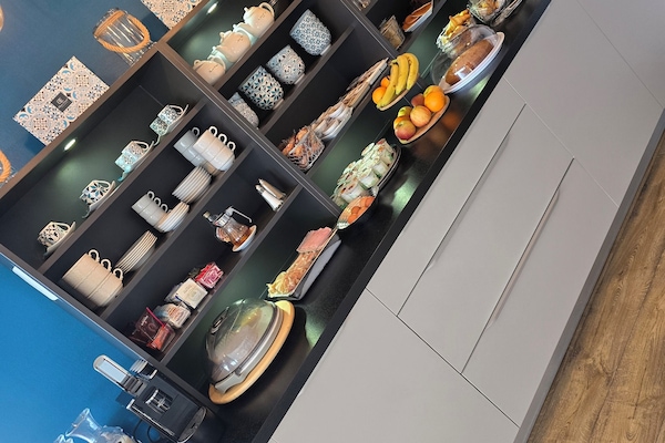 Desayuno buffet (EUR 13.90 por persona)