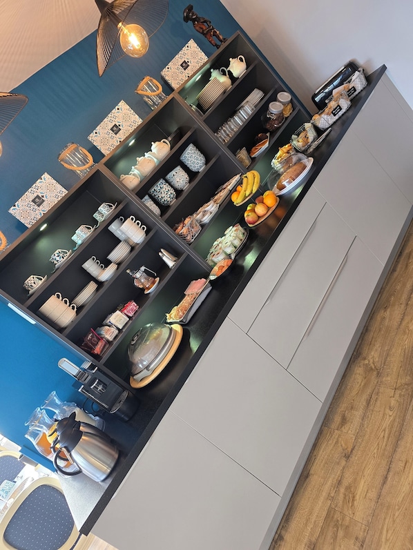 Daily buffet breakfast (EUR 13.90 per person) - Hotel L'Idéal Le Mountbatten (Arromanches-les-Bains)