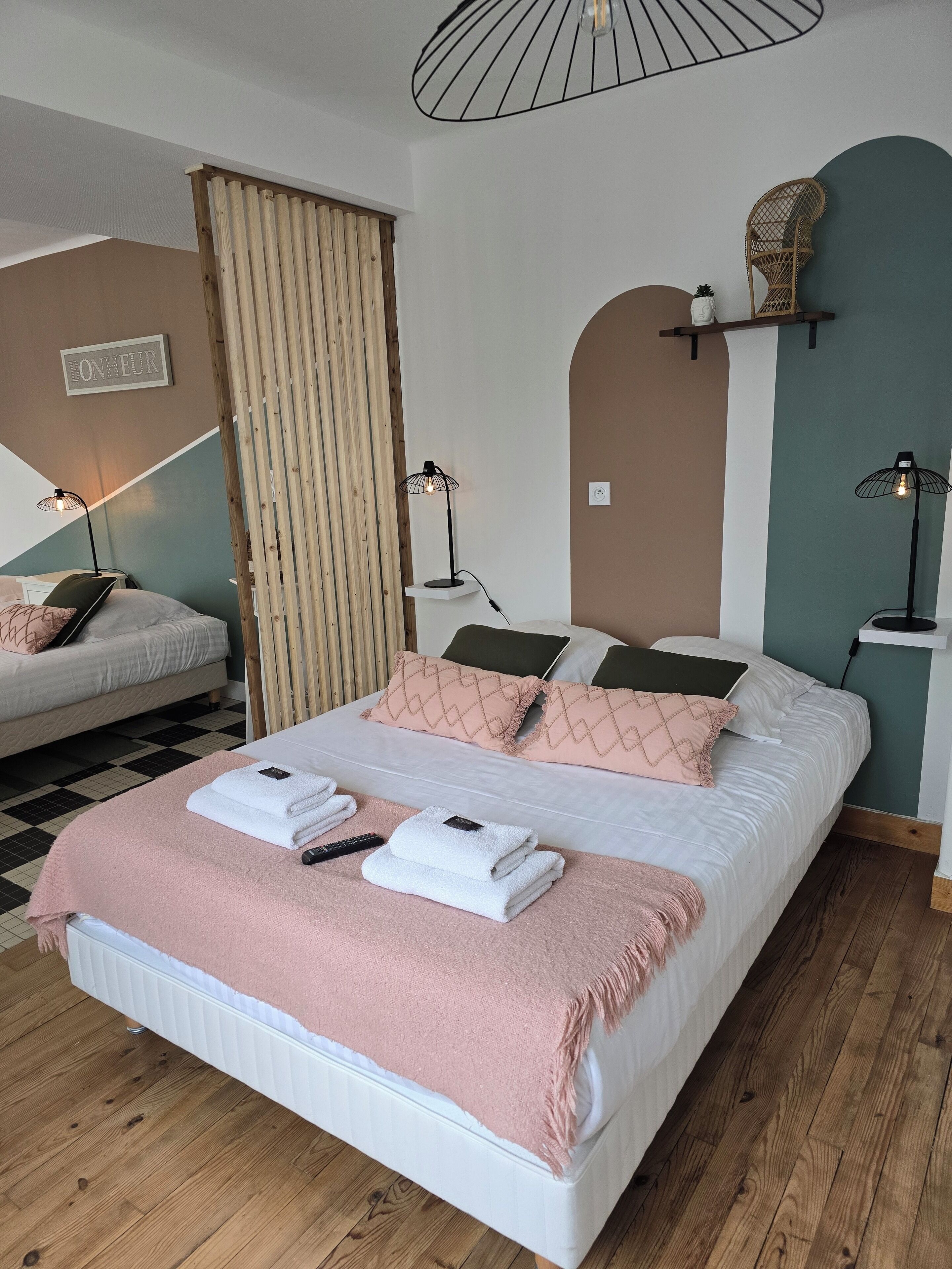 Chambre Quadruple | Literie de qualité supérieure, minibar, coffres-forts dans les chambres