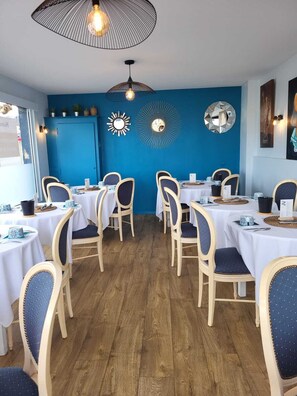 Tägliches Frühstücksbuffet (13.90 EUR pro Person)