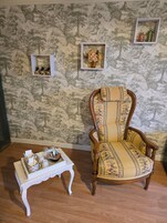 Quarto casal luxo, 1 cama King | Área de estar | TV de tela plana