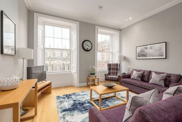 Classic Double Room, 2 Bedrooms, Castle View | Living area