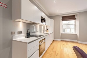 Superior Apartment, 3 Bedrooms (Castle View) | Private kitchen