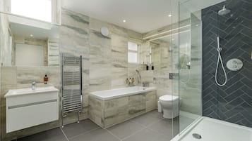 Superior Apartment, 2 Bedrooms (Castle View) | Premium bedding, in-room safe, desk, iron/ironing board