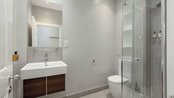 Studio Klasik, 1 kamar tidur (Castle View) | Kamar mandi | Kombinasi shower/bathtub dan perlengkapan mandi gratis