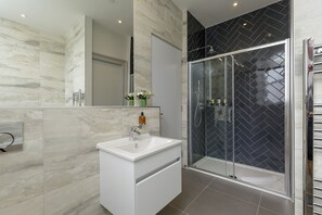 Superior Apartment, 2 Bedrooms (Castle View) - Destiny Scotland - Princes St Residence (Edinburgh)