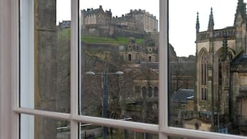 Roupas de cama premium, cofres nos quartos, escrivaninha