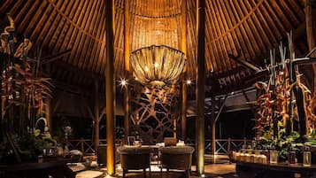 5 restaurants, breakfast, lunch, dinner served; Thai cuisine