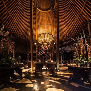 5 restaurants, breakfast, lunch, dinner served; Thai cuisine 