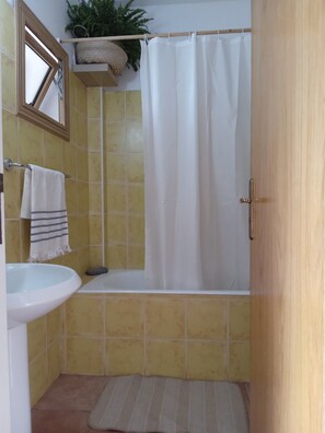 Studio, Ground Floor | Bathroom | Bathtub, hair dryer, towels - Blue Peter Apartments (Paralimni)