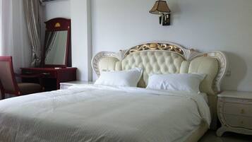 房內夾萬、獨特設計、書桌、遮光窗簾/窗簾