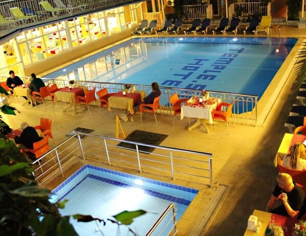 Outdoor pool, pool umbrellas, sun loungers