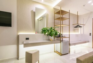 豪華套房, 泳池景觀 | 低過敏寢具、遮光布/窗簾、熨斗/熨衣板、免費無線上網
