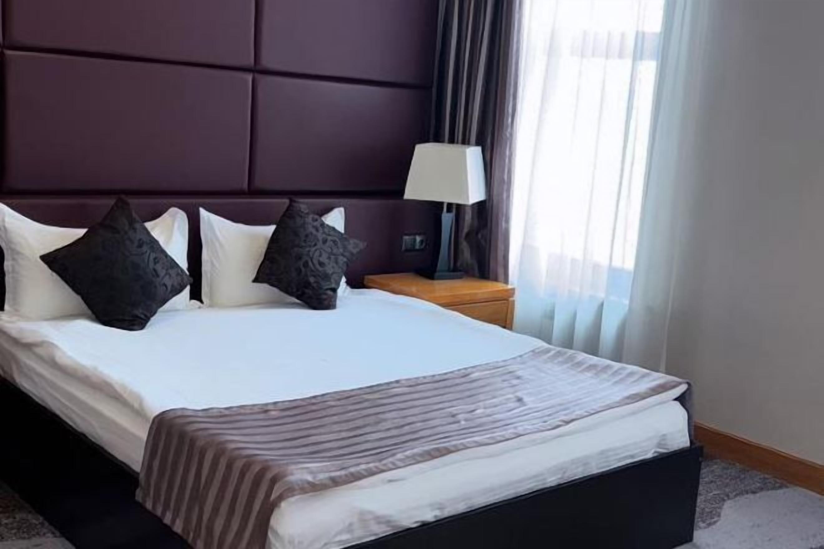 高档床上用品、迷你吧、客房内保险箱、办公桌