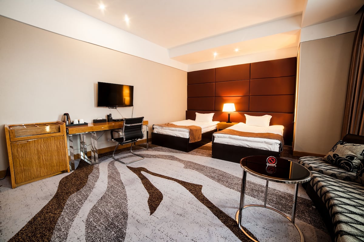 standard twin room | premium bedding, minibar, in-room safe, desk