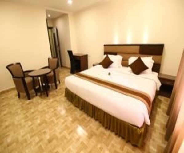 Executive Room | Premium bedding, minibar, in-room safe, desk