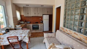 Apartamento familiar, 2 habitaciones | Cocina privada | Frigorífico, placa de cocina, cafetera o tetera y hervidor eléctrico